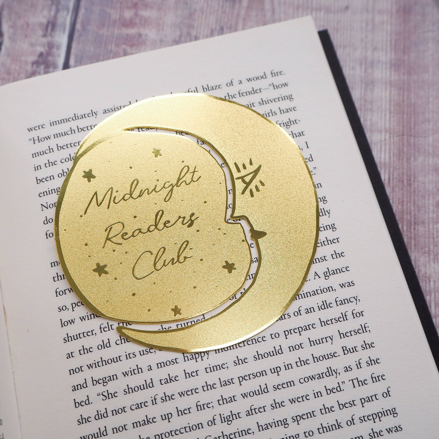 Marcador de página de latón con forma de luna creciente Midnight Readers Club