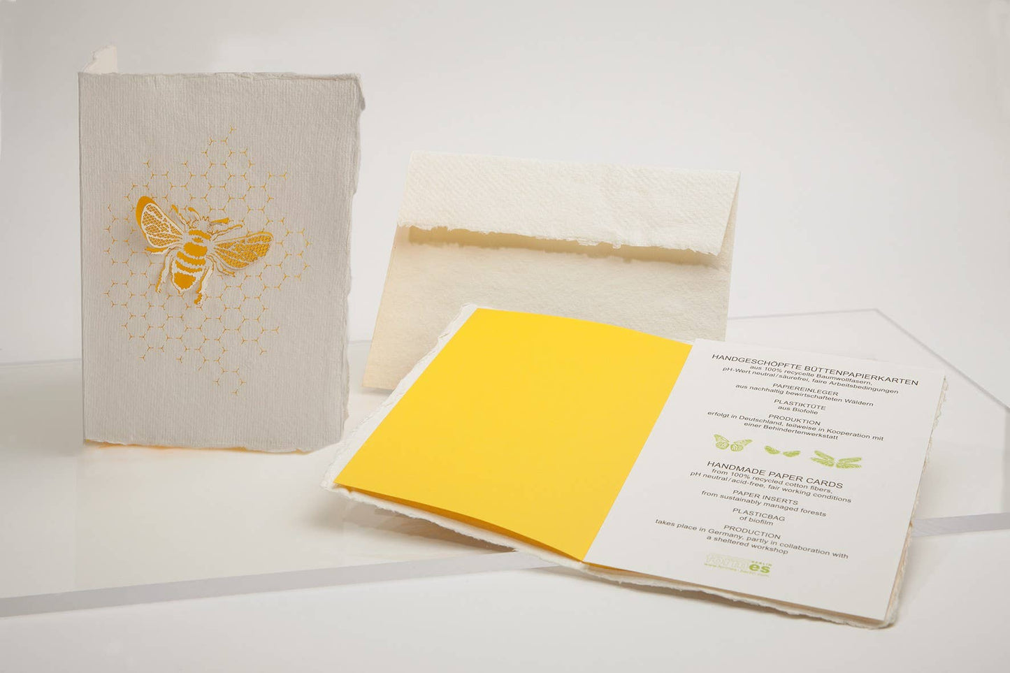 Tarjeta plegable con forma de abeja hecha de papel butacado