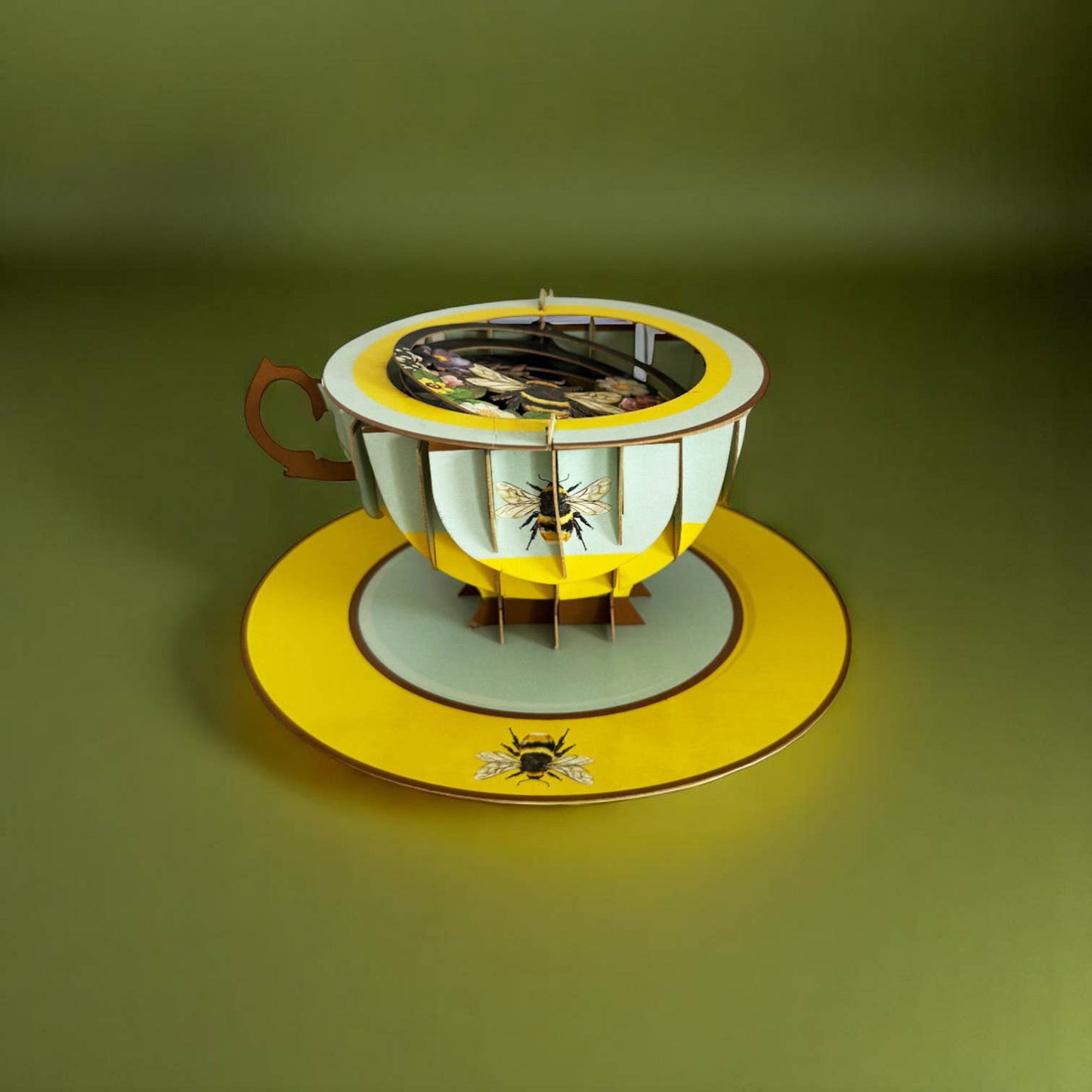 Tarjeta emergente de una taza de té - Abeja