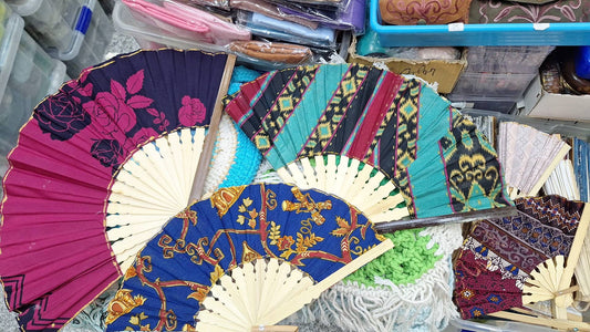 Abanicos de Indonesia de bambú y telas batik