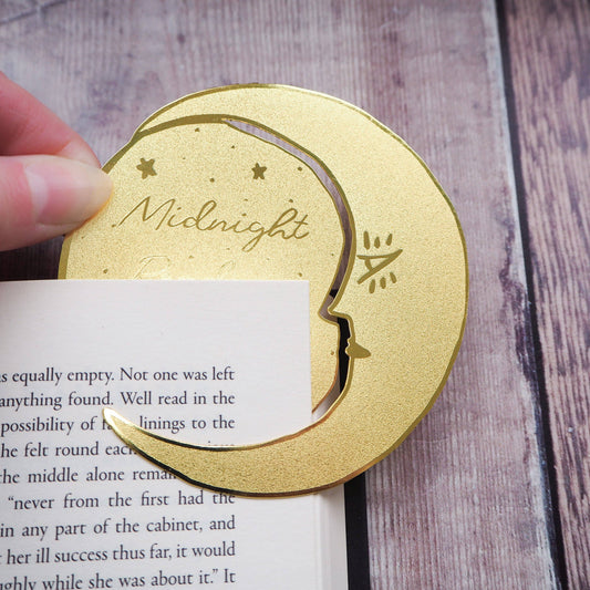 Marcador de página de latón con forma de luna creciente Midnight Readers Club
