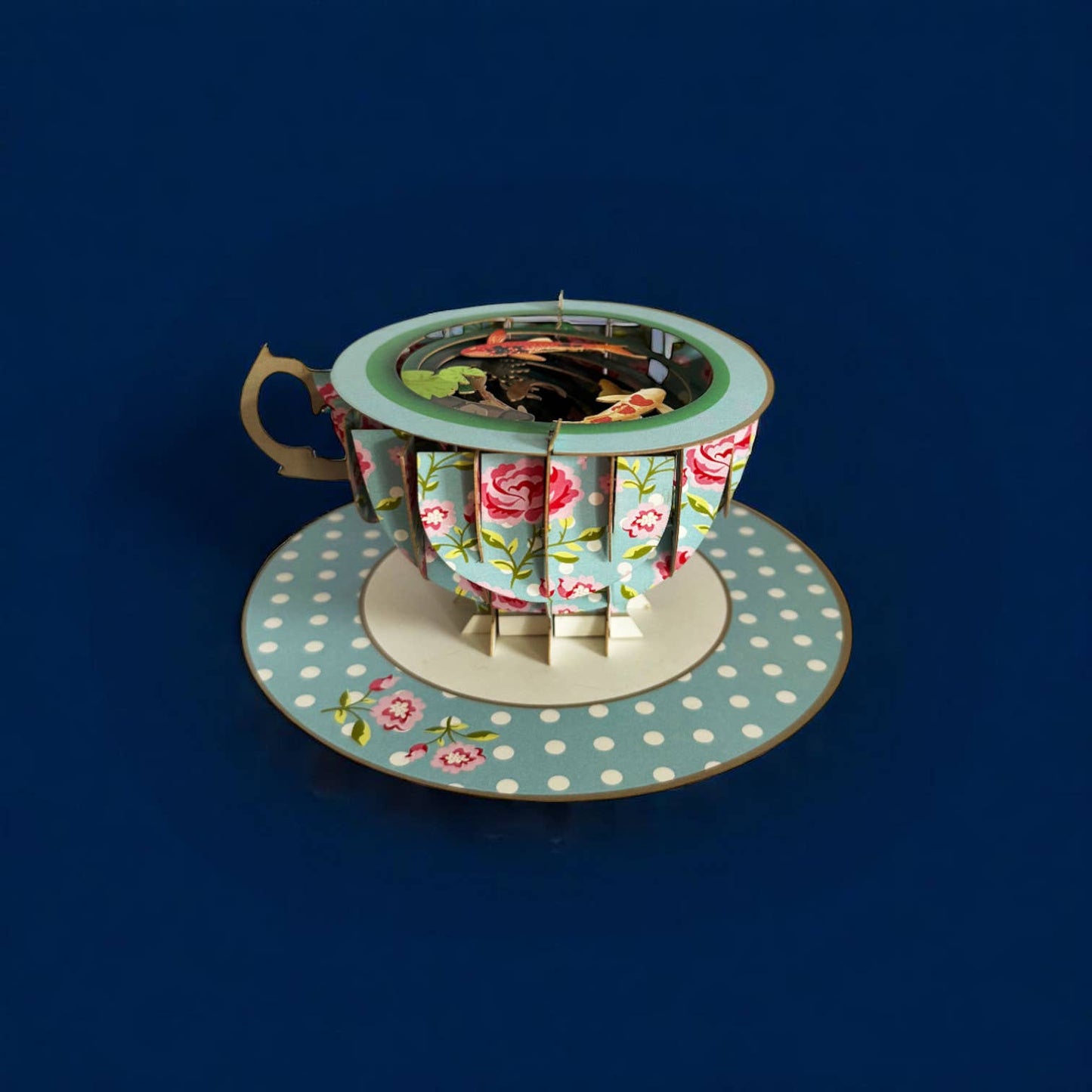 Tarjeta emergente de una taza de té - Peces KOI