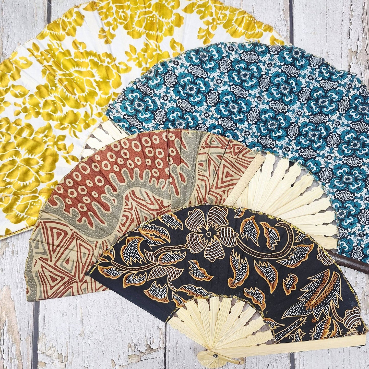 Abanicos de Indonesia de bambú y telas batik