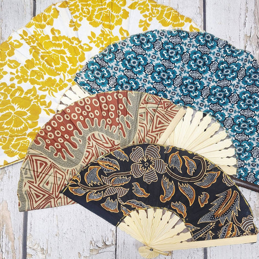 Abanicos de Indonesia de bambú y telas batik