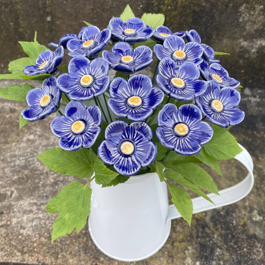 Flores de cerámica ciruela azul oscuro, planta con soporte
