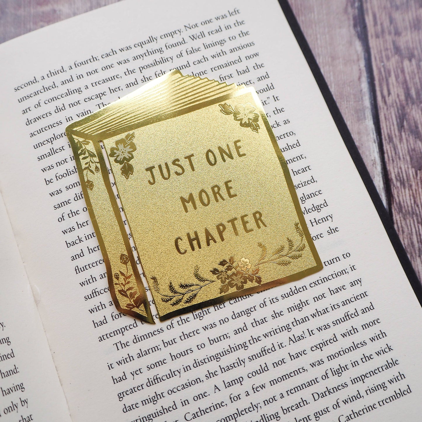 Marca páginas de latón grabado 'Just One More Chapter'