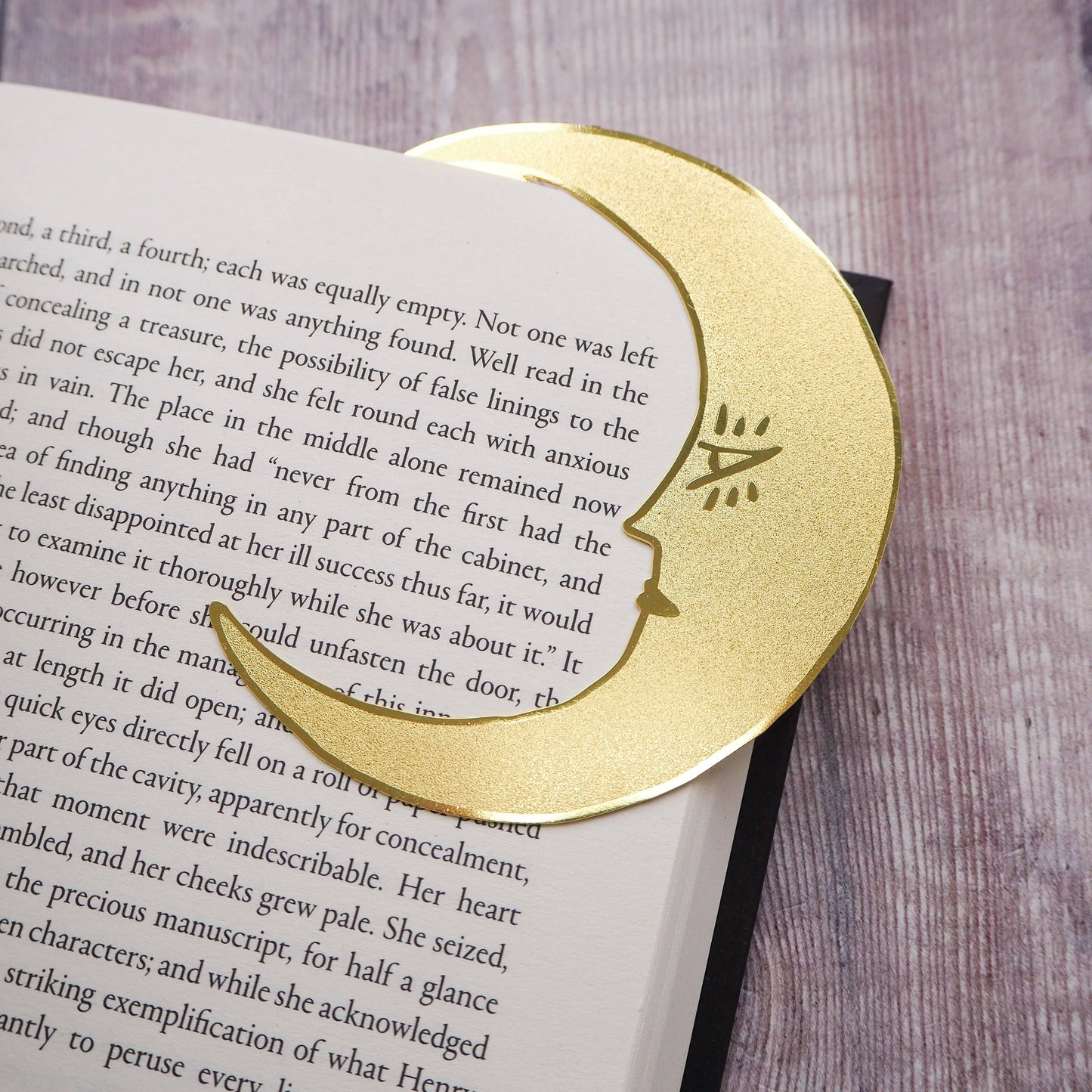 Marcador de página de latón con forma de luna creciente Midnight Readers Club