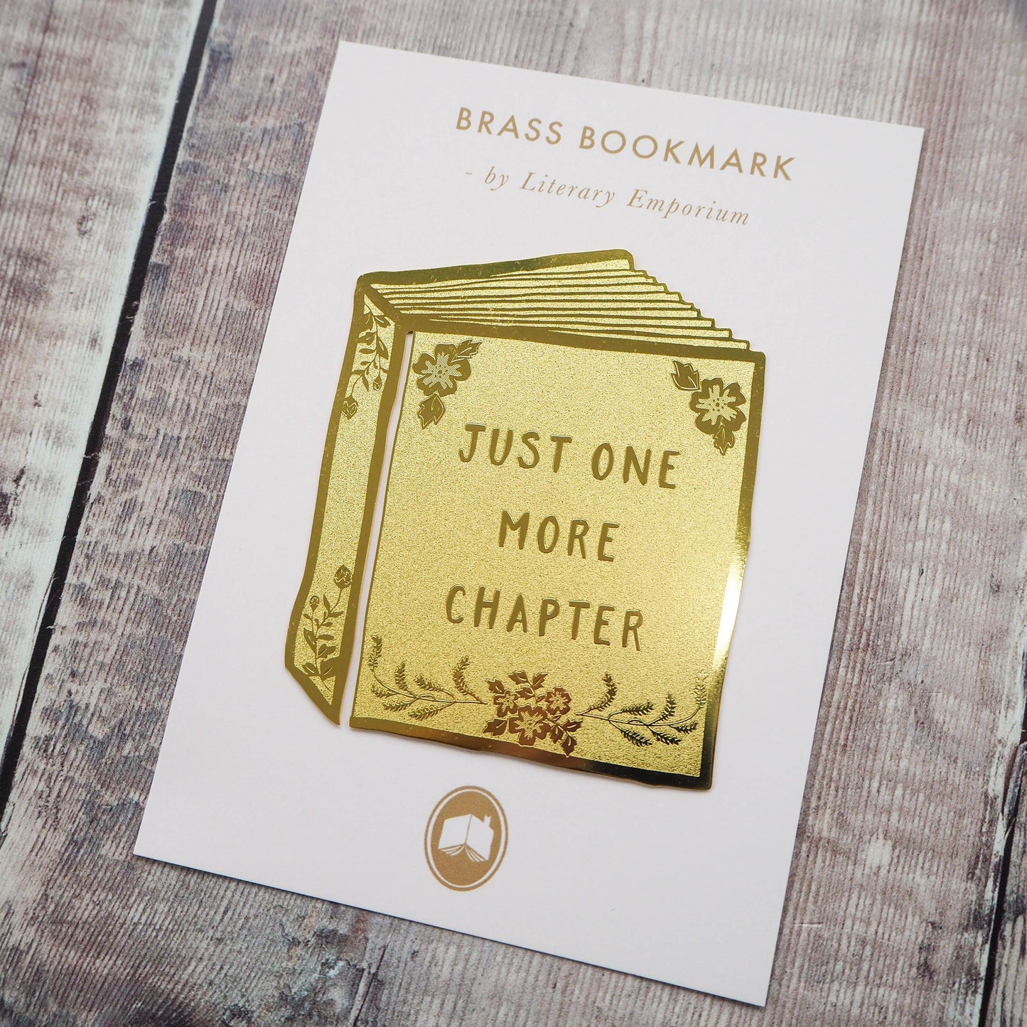 Marca páginas de latón grabado 'Just One More Chapter'