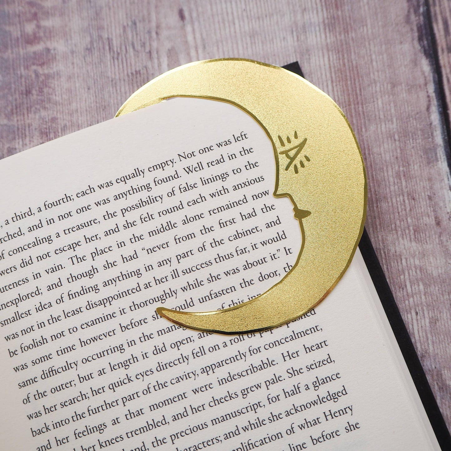 Marcador de página de latón con forma de luna creciente Midnight Readers Club