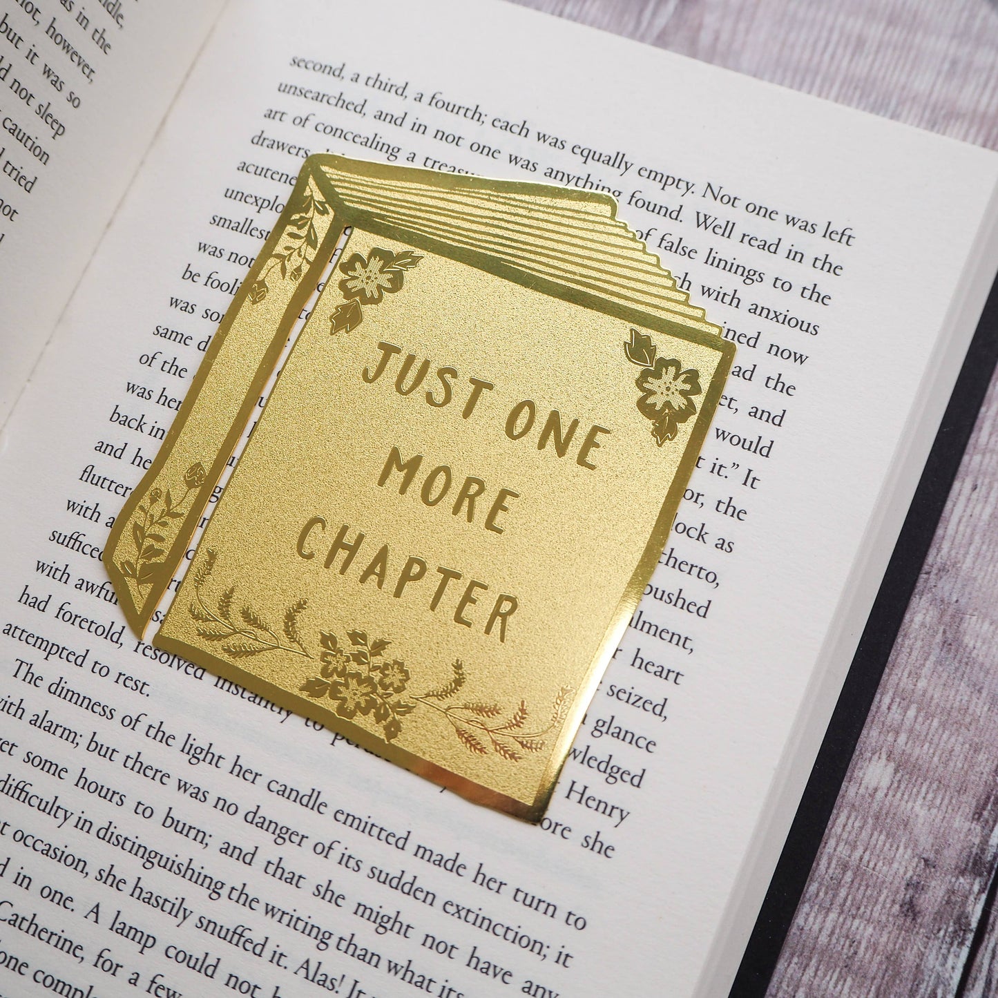 Marca páginas de latón grabado 'Just One More Chapter'