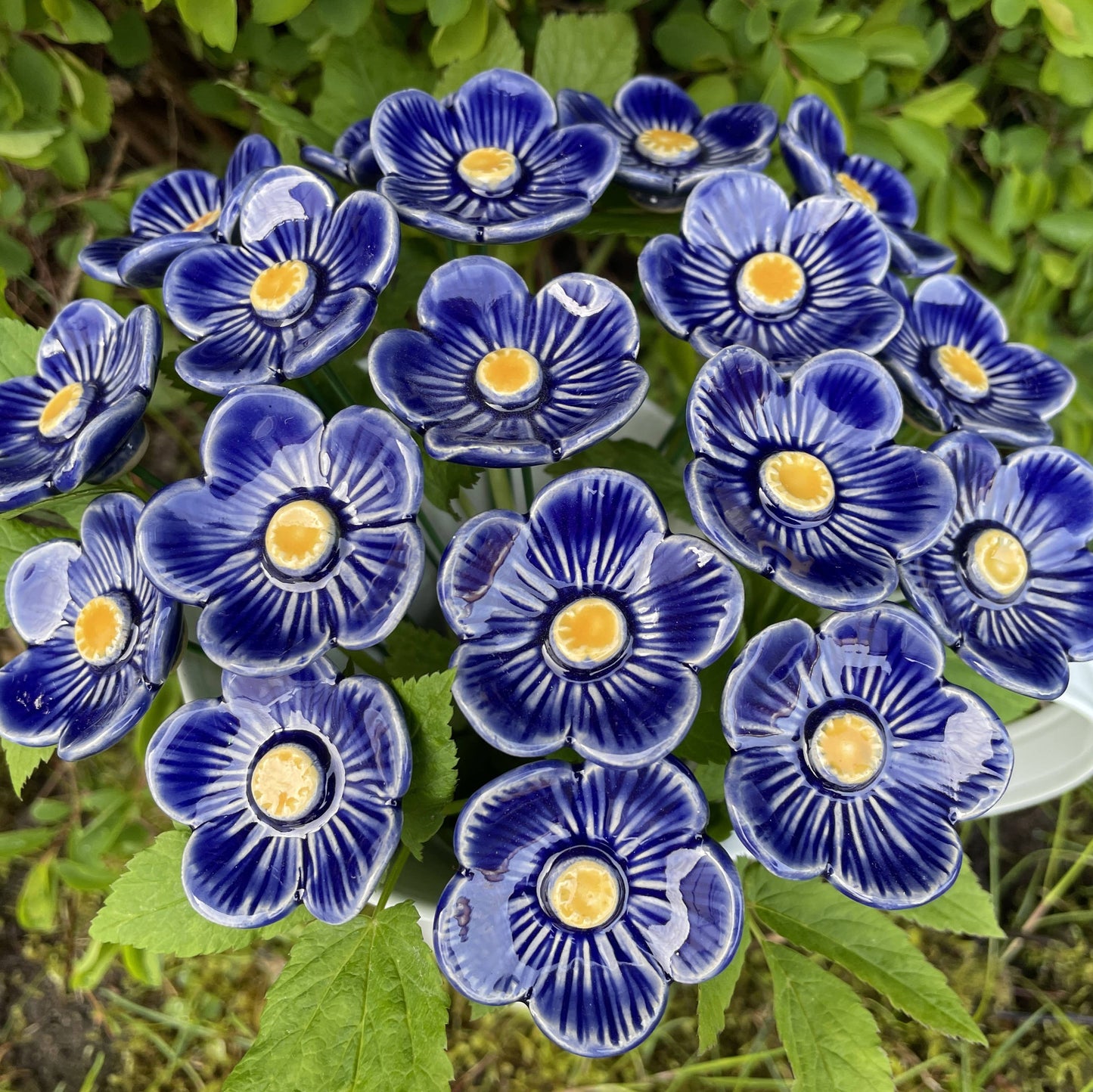 Flores de cerámica ciruela azul oscuro, planta con soporte