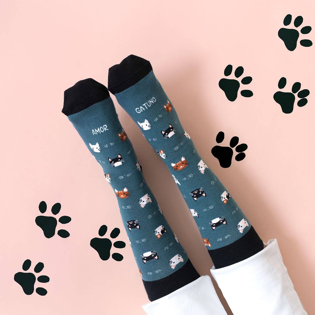 Kit Taza + Calcetines "Amor Gatuno"
