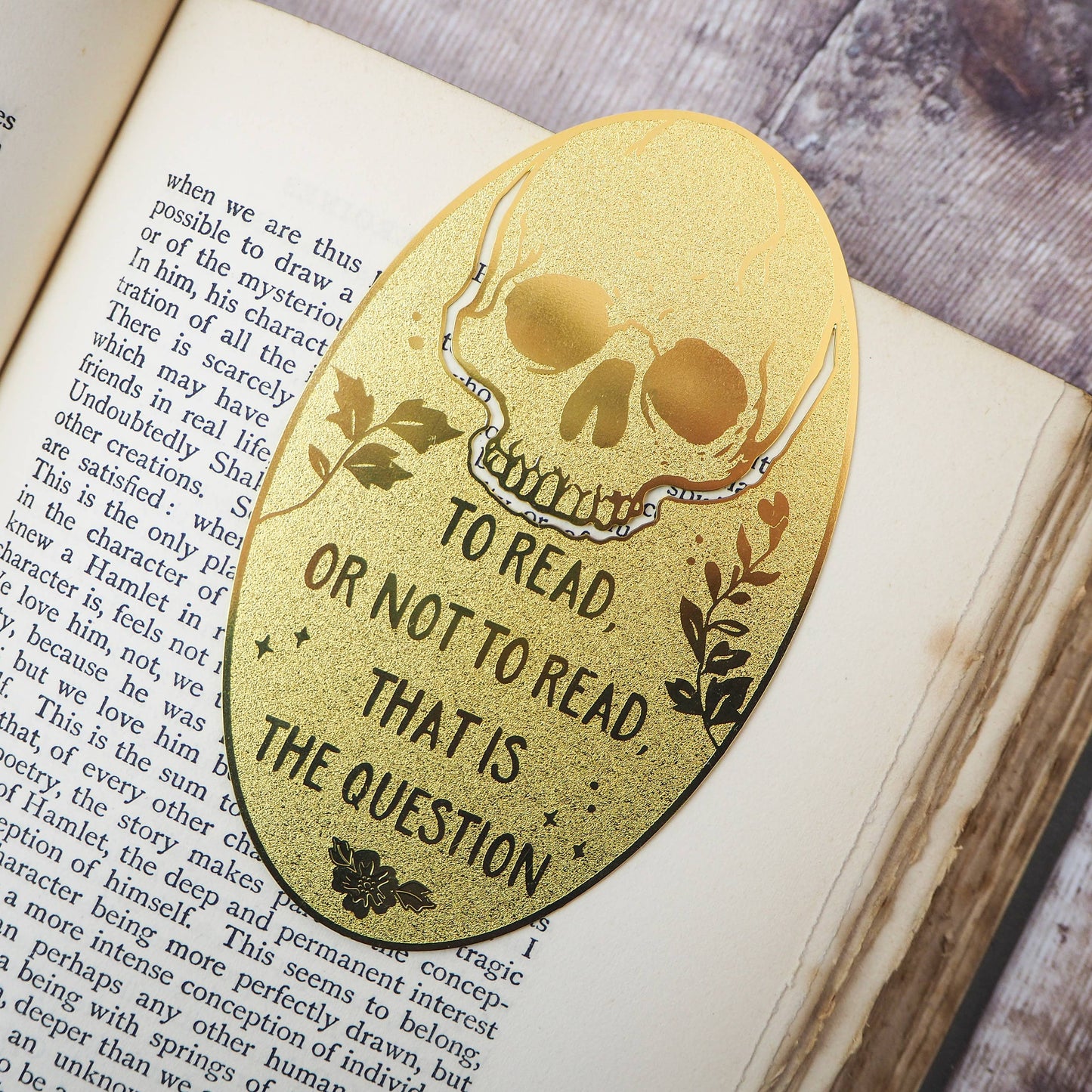 Marcapáginas de latón con diseño de calavera de Shakespeare Hamlet «To Read Or.»