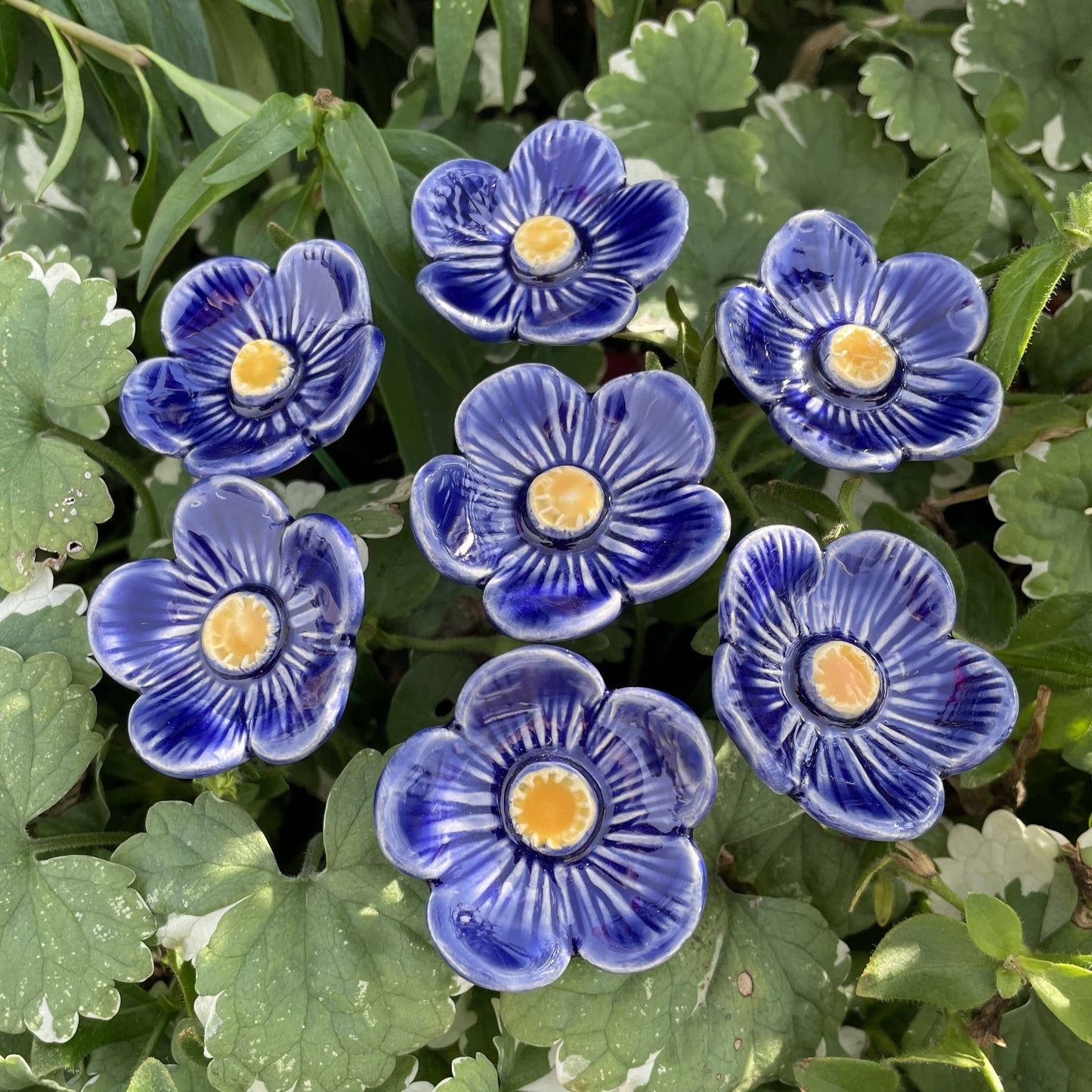 Flores de cerámica ciruela azul oscuro, planta con soporte