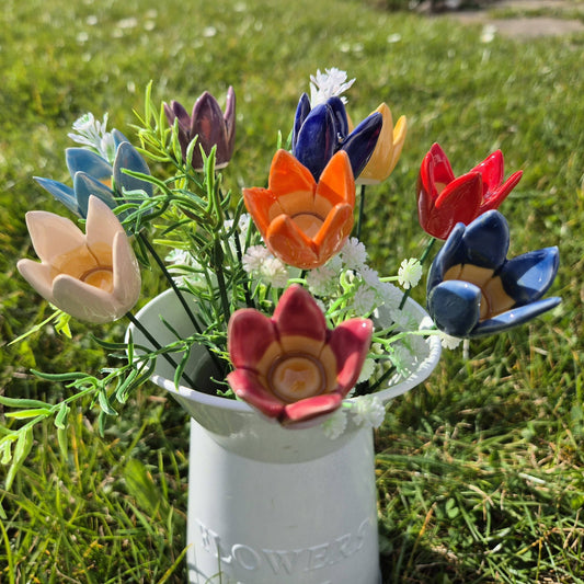 Tulipán de cerámica con tallo para plantas
