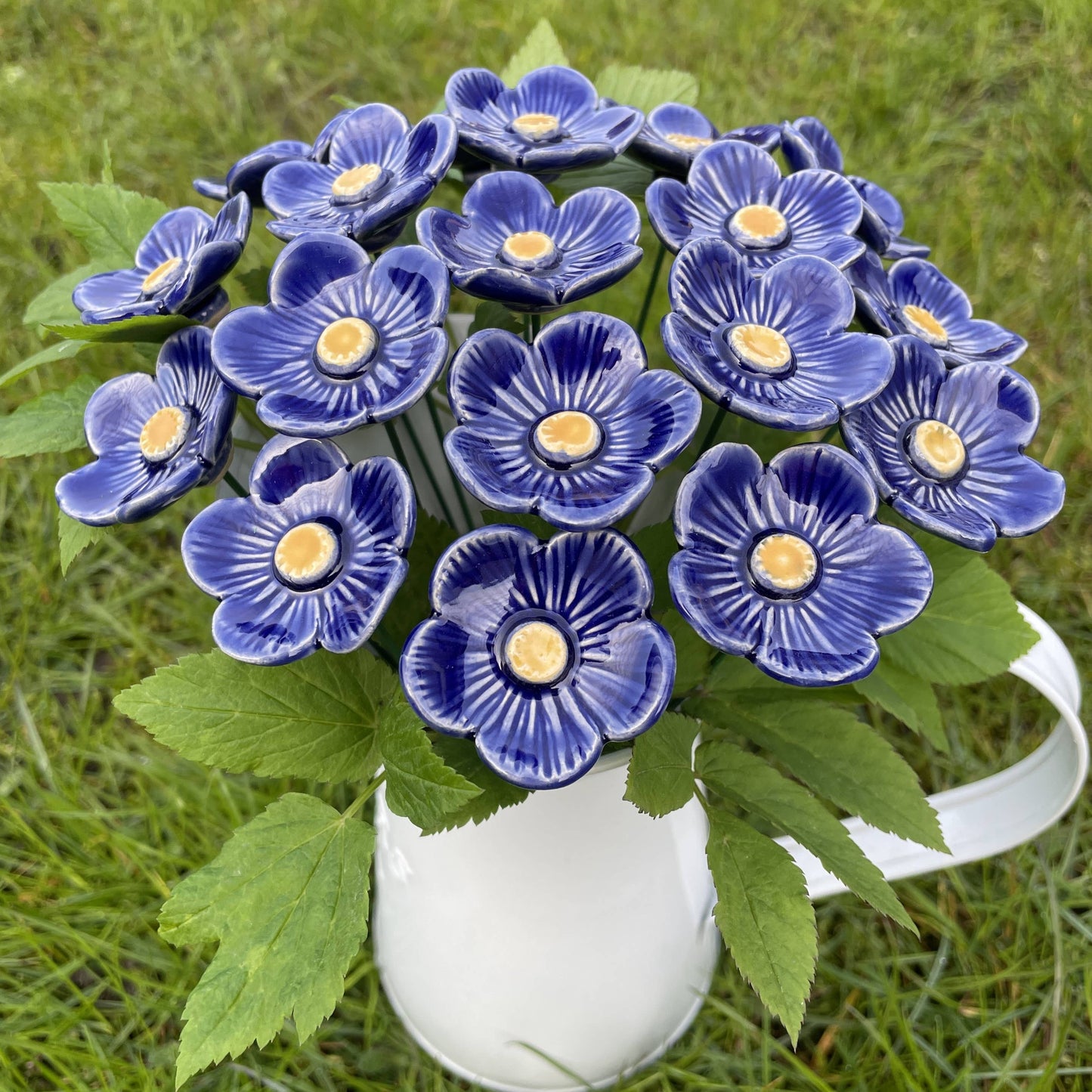 Flores de cerámica ciruela azul oscuro, planta con soporte