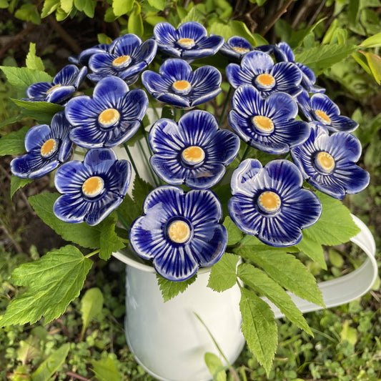 Flores de cerámica ciruela azul oscuro, planta con soporte